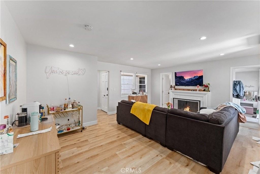 923 W Maple Ave - Photo 4 of 23