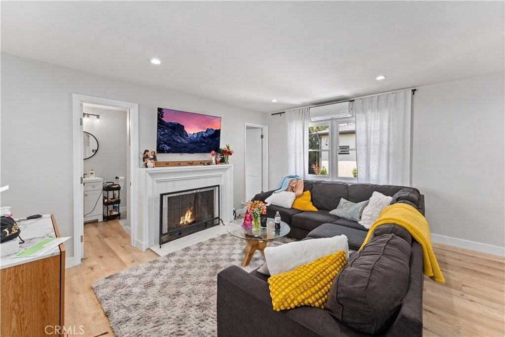 923 W Maple Ave - Photo 5 of 23