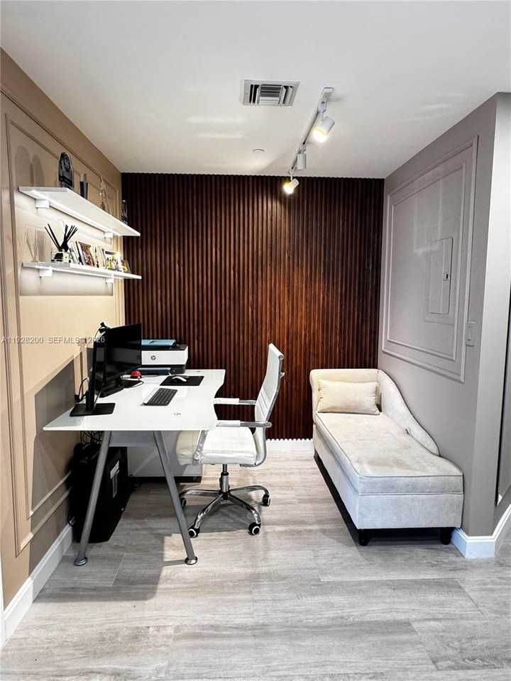 45 Sw 9th St - Photo 4 of 8