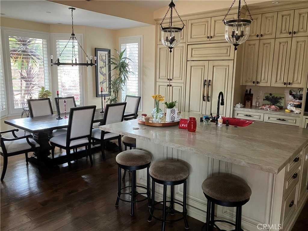 707 12th St - Photo 7 of 32