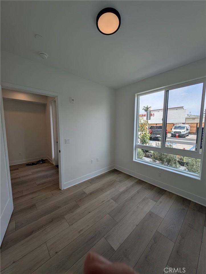 402 W Grand Ave #106 - Photo 3 of 19