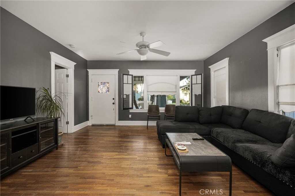 412 S Orange St - Photo 5 of 16