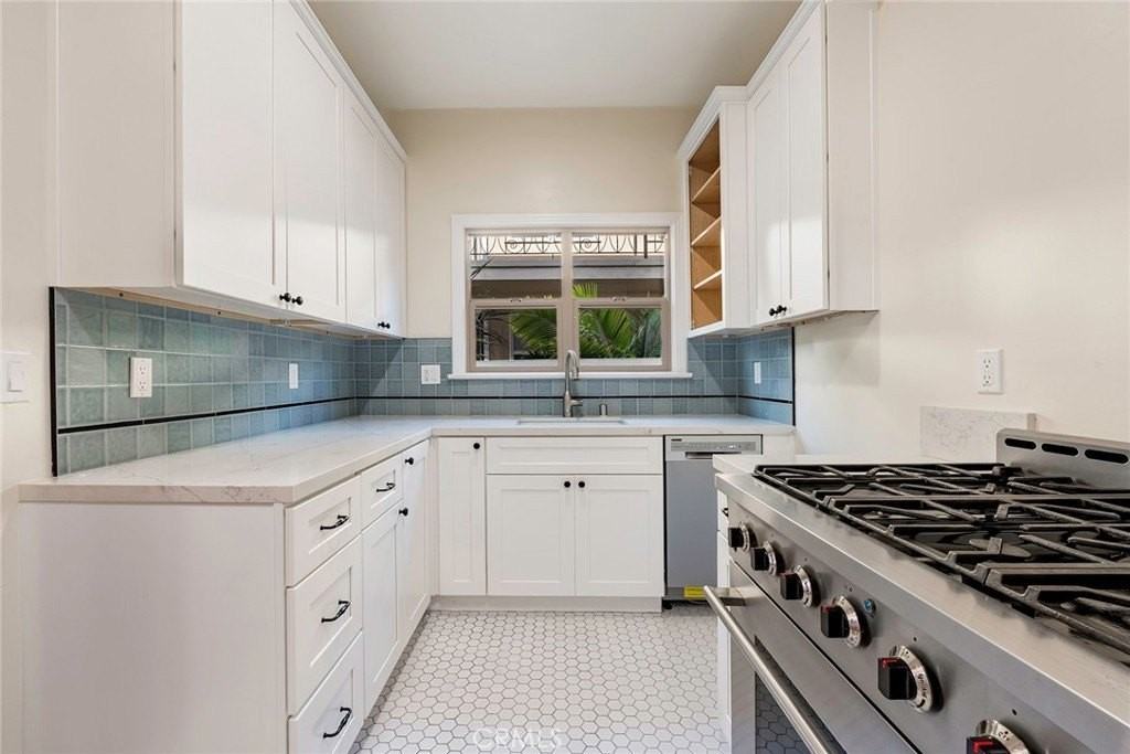 1140 Bennett Ave - Photo 7 of 21