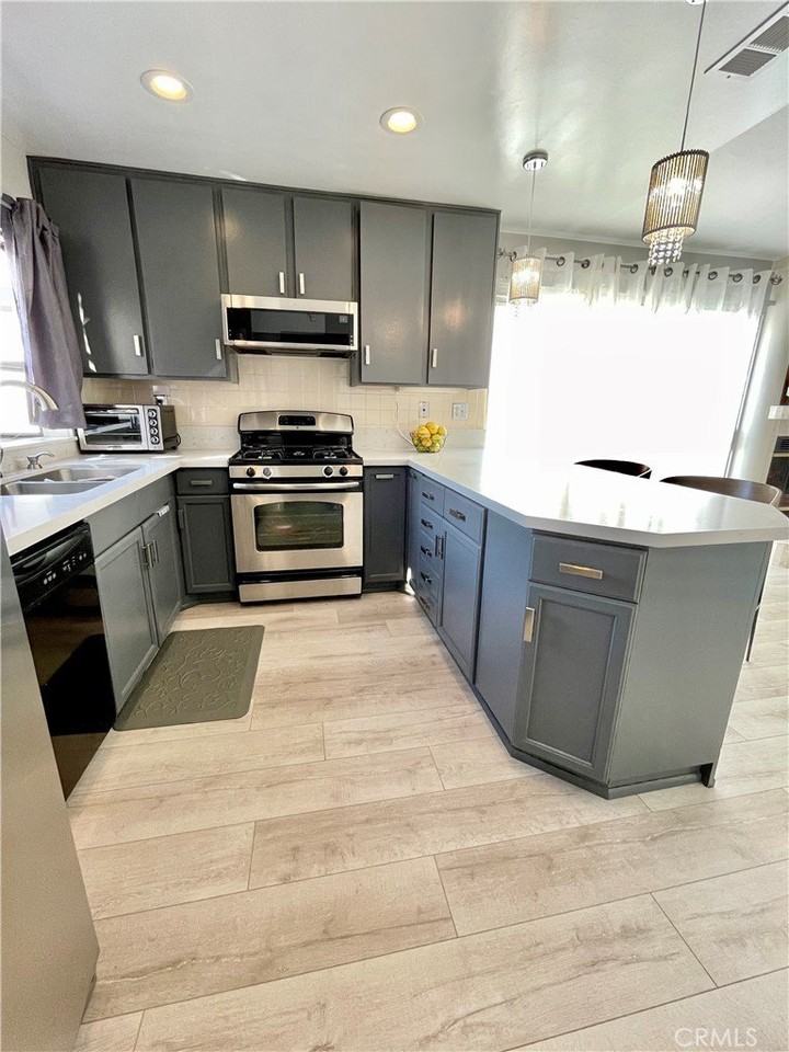 10238 Brooke Ave - Photo 2 of 10