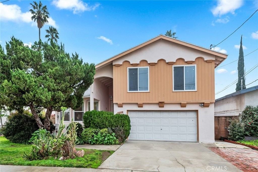 20228 Gifford St - Photo 2 of 39