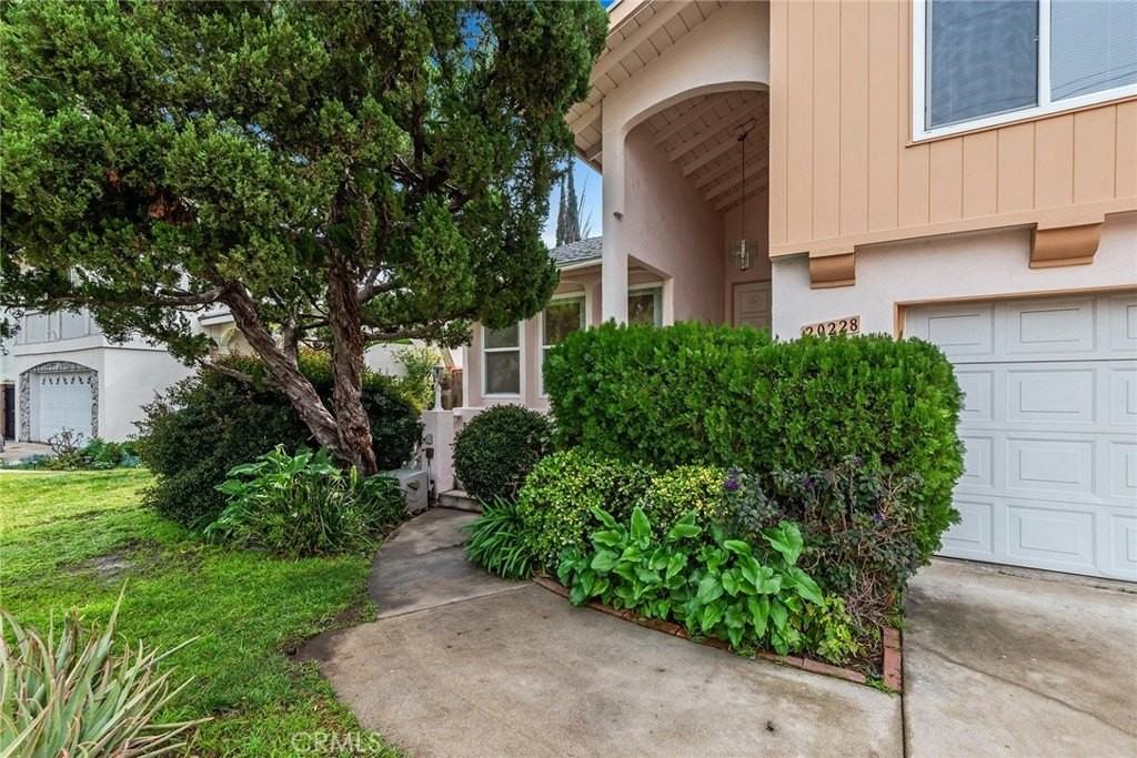 20228 Gifford St - Photo 3 of 39