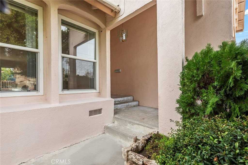 20228 Gifford St - Photo 4 of 39