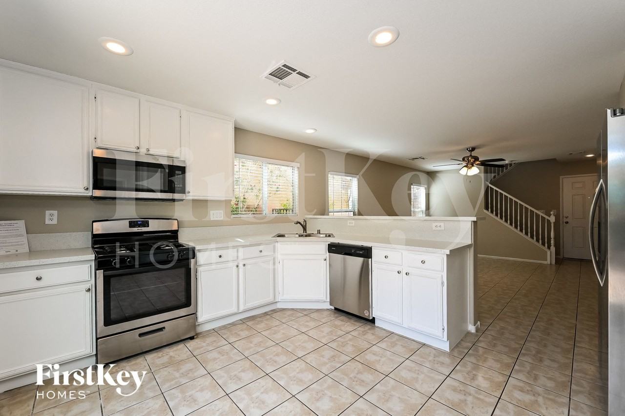 530 Swiss Cottage Ave - Photo 5 of 15