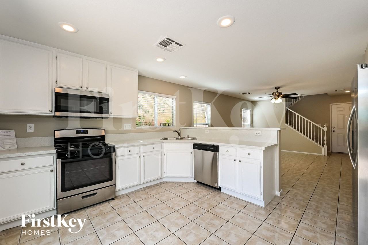 530 Swiss Cottage Ave - Photo 6 of 15