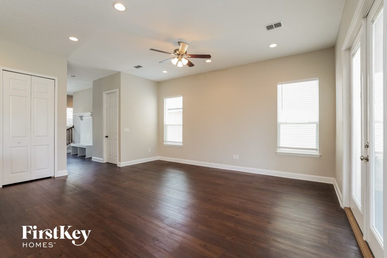 423 Mahoney Loop - Photo 3 of 15