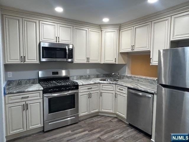 310 Linden St - Photo 2 of 7