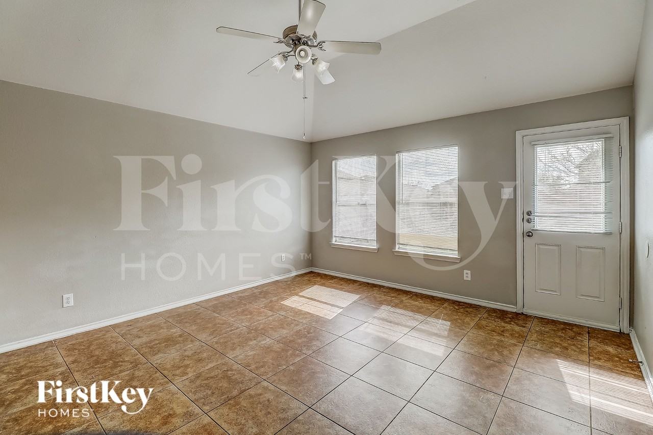 1405 Silver Maple Ln - Photo 3 of 16