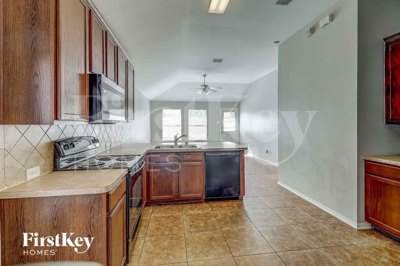 1405 Silver Maple Ln - Photo 6 of 16