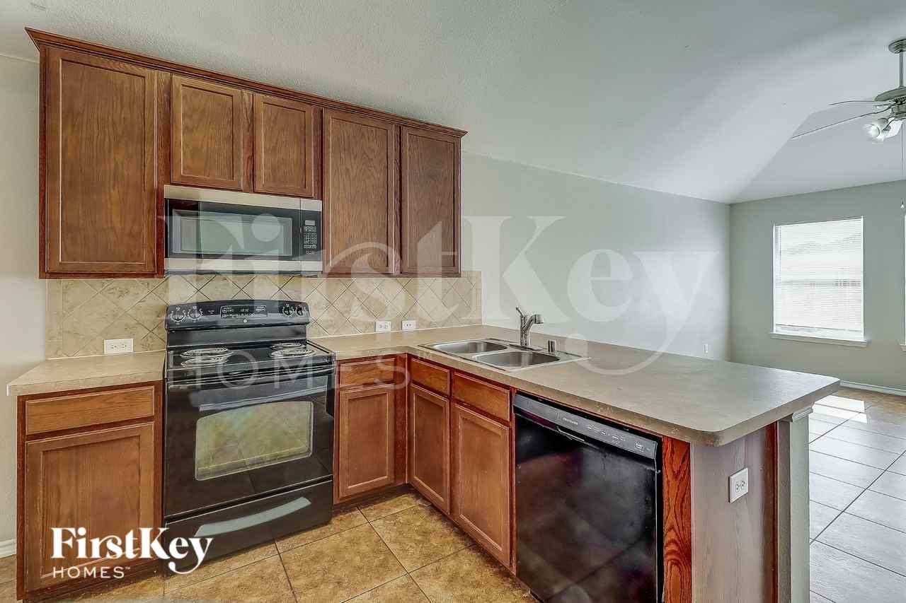 1405 Silver Maple Ln - Photo 7 of 16