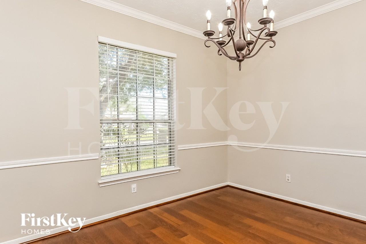 2558 Doral Dr - Photo 7 of 19