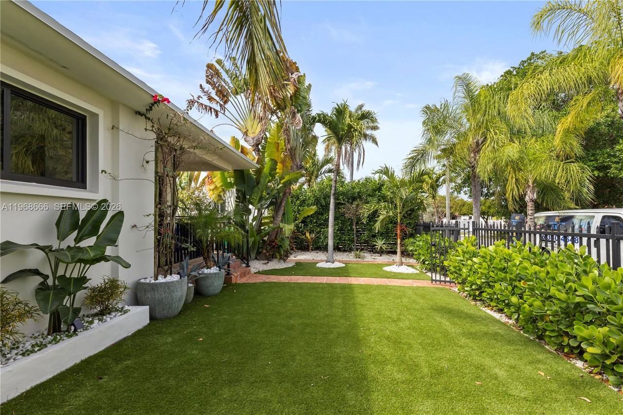 1618 Sw 18th St - Photo 3 of 8