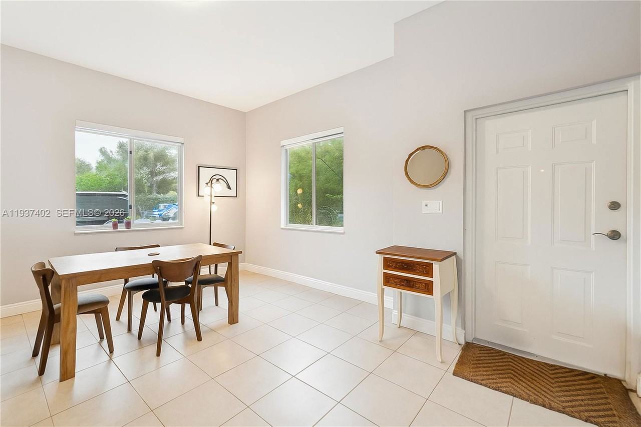 2730 Sw 26th St #2 - Photo 4 of 8