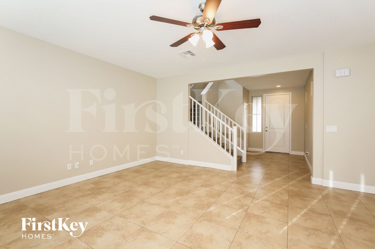 1525 Eagles Pass Ave - Photo 3 of 15