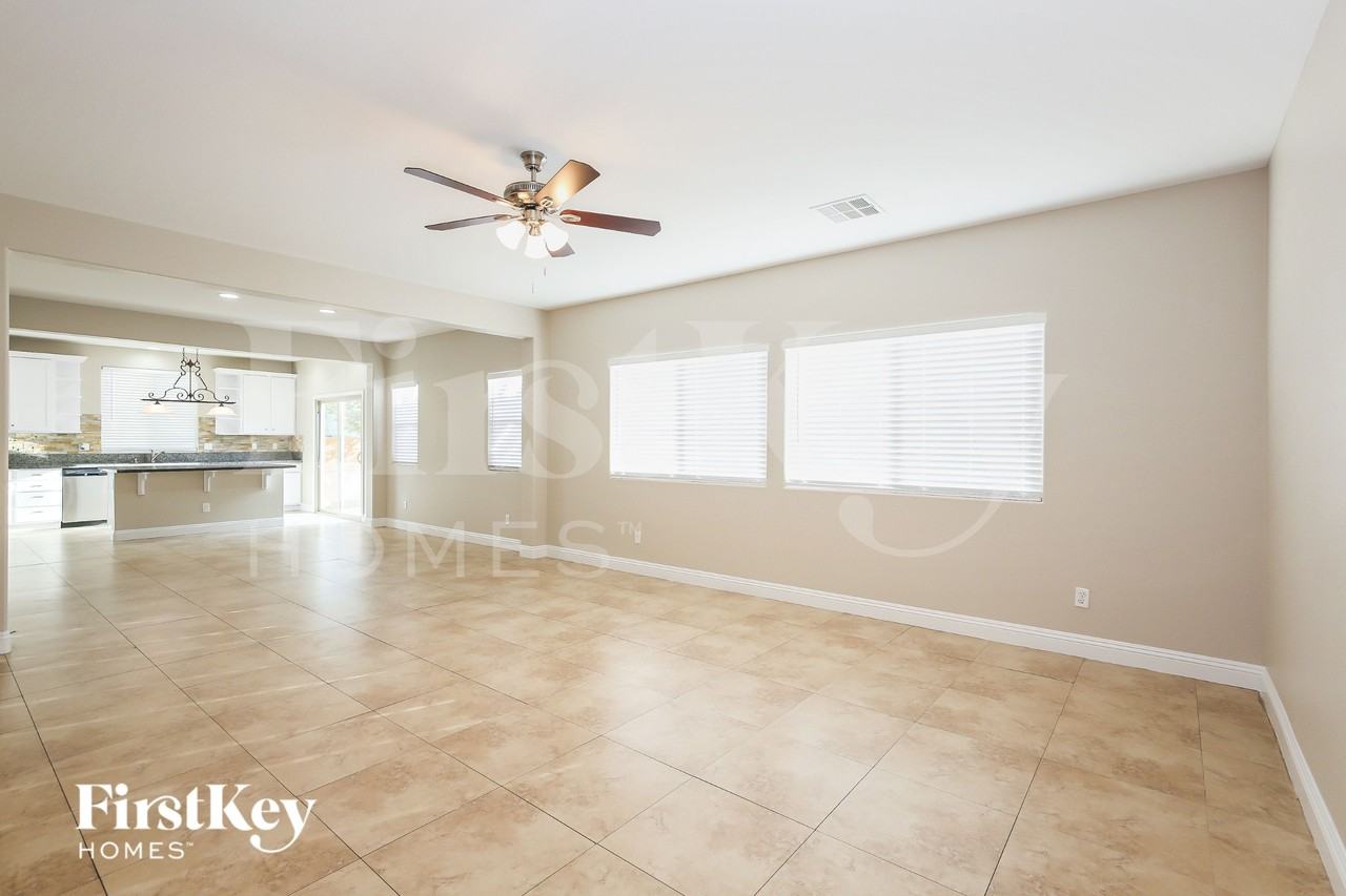 1525 Eagles Pass Ave - Photo 4 of 15