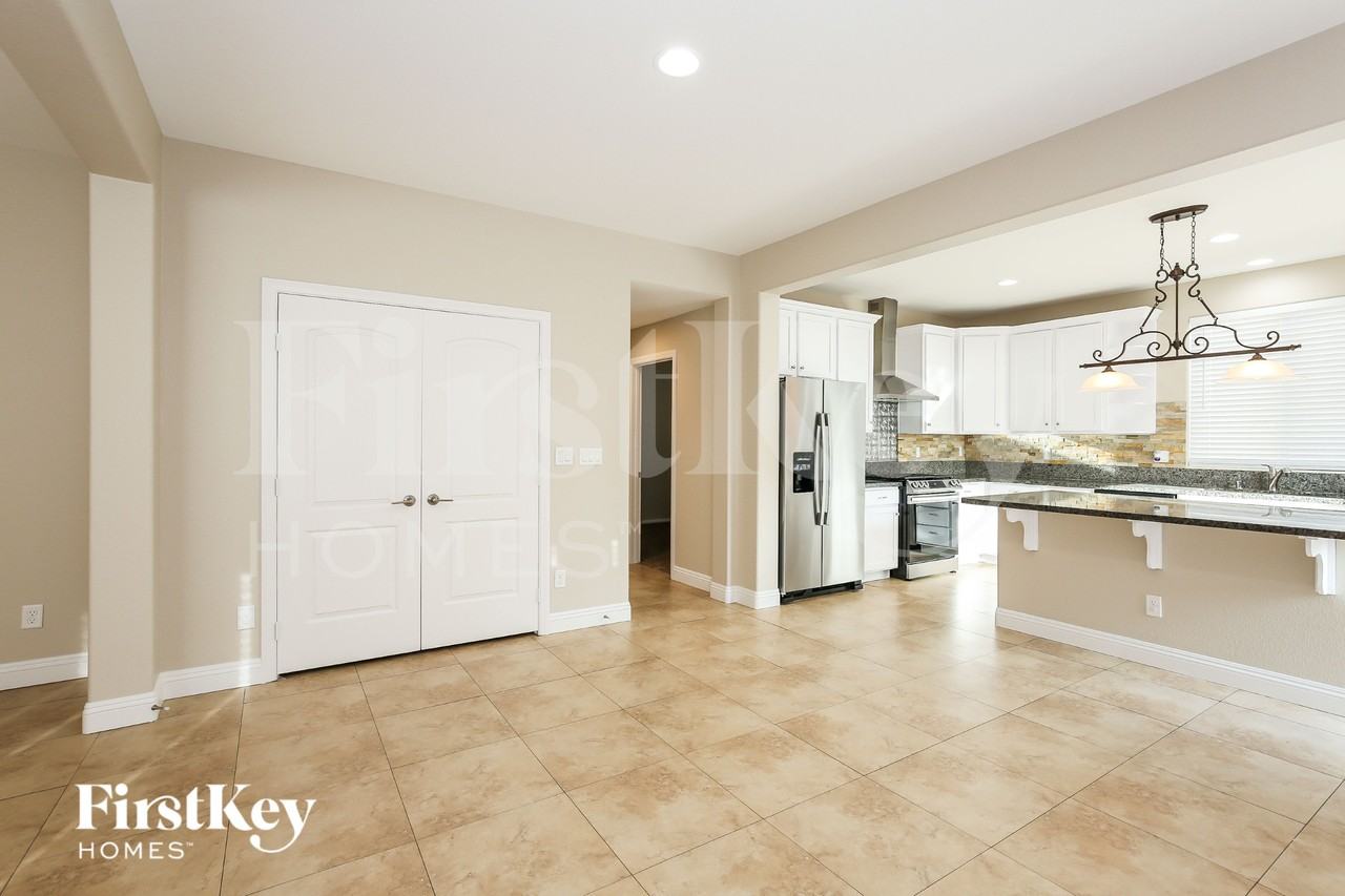 1525 Eagles Pass Ave - Photo 5 of 15