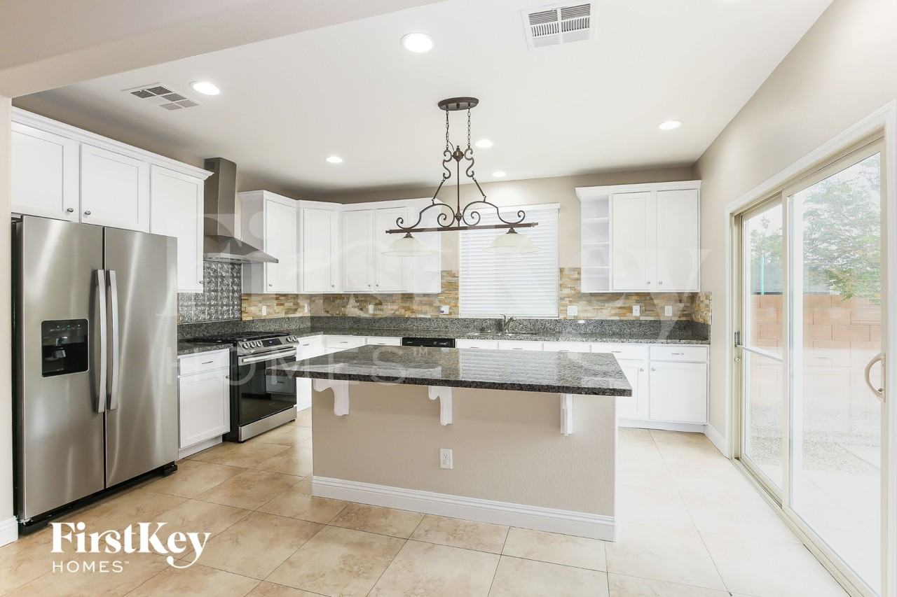 1525 Eagles Pass Ave - Photo 6 of 15