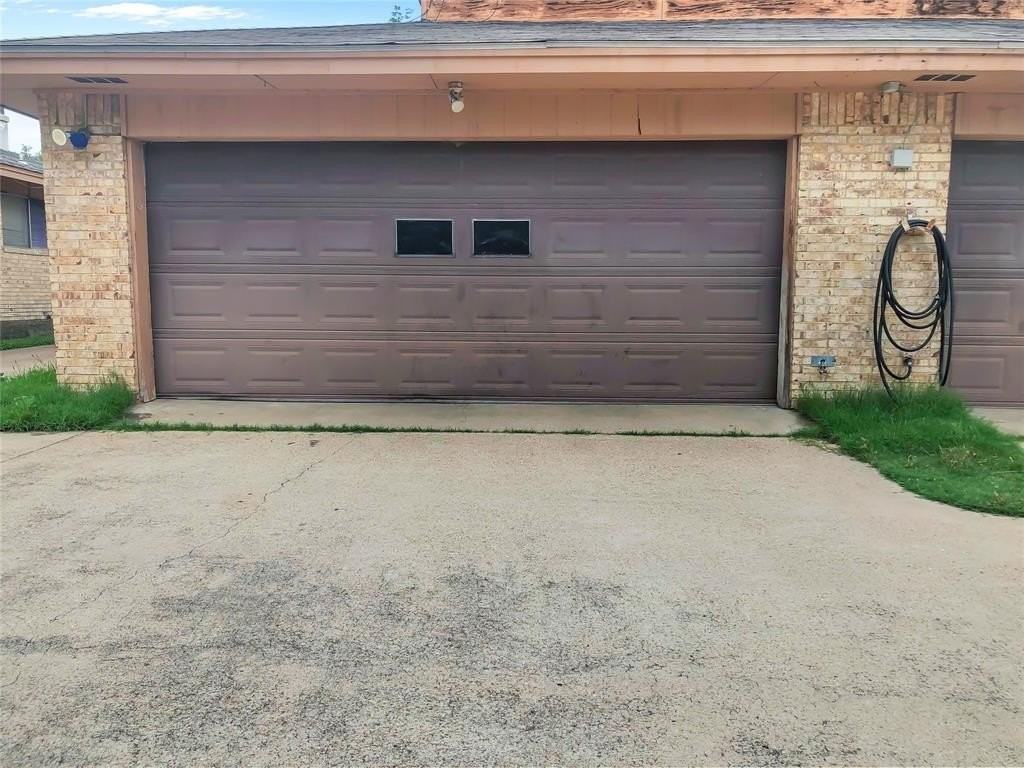 2410 Woodoak Ct - Photo 3 of 17