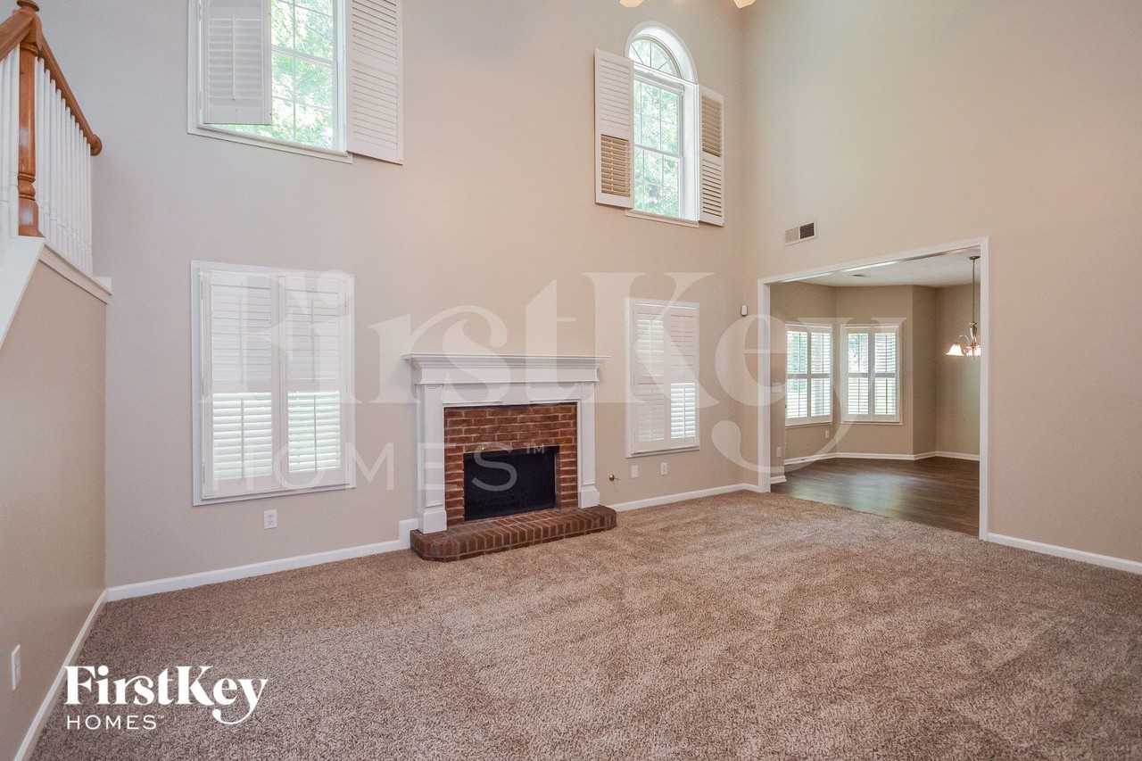 1425 Hollow Springs Ct - Photo 2 of 15