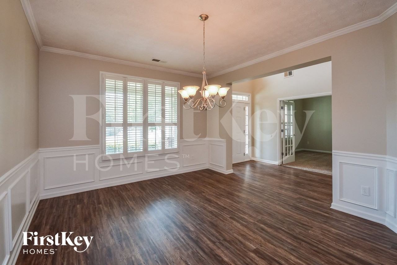 1425 Hollow Springs Ct - Photo 4 of 15