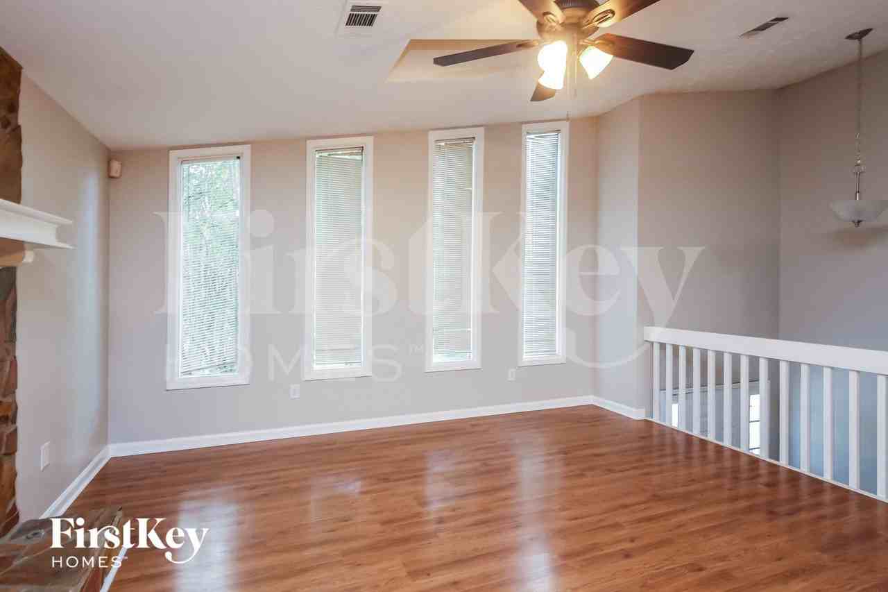 1424 Brookcrest St - Photo 2 of 15