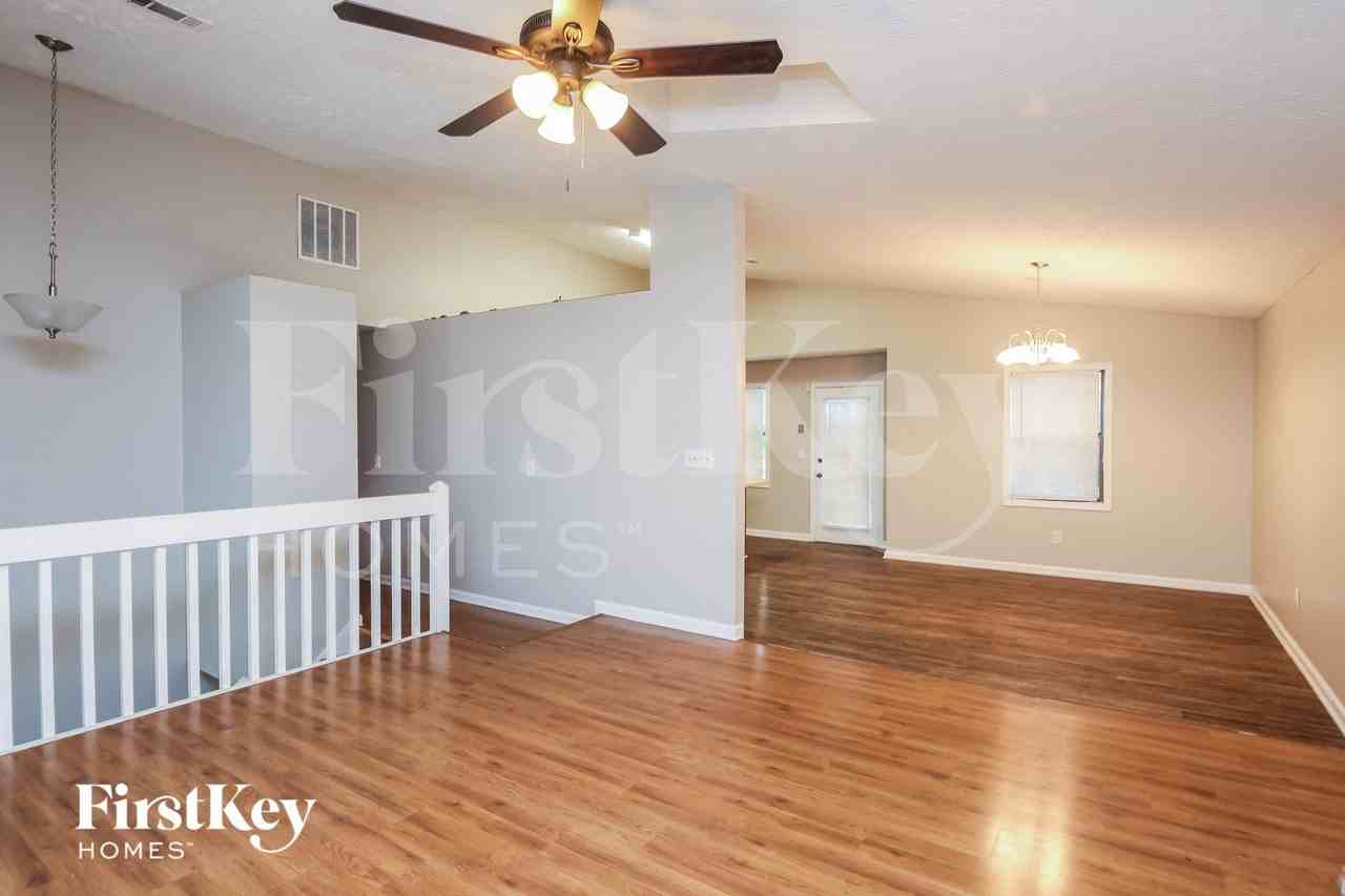 1424 Brookcrest St - Photo 3 of 15