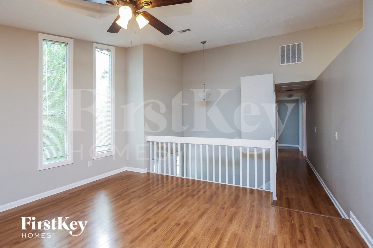 1424 Brookcrest St - Photo 4 of 15