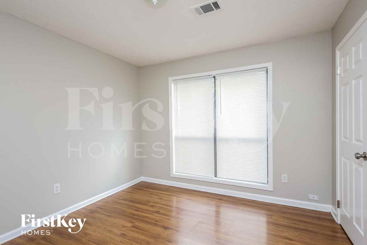 1424 Brookcrest St - Photo 5 of 15