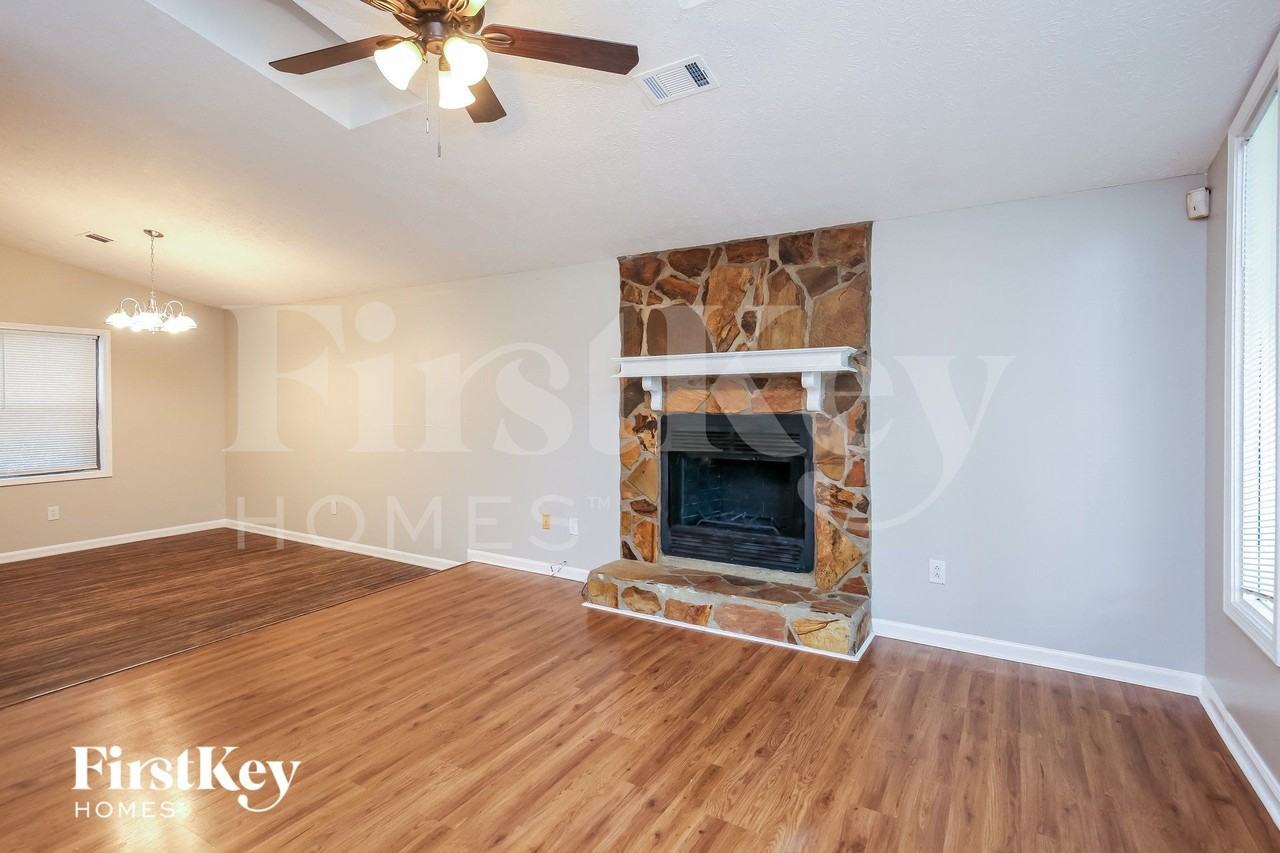 1424 Brookcrest St - Photo 7 of 15