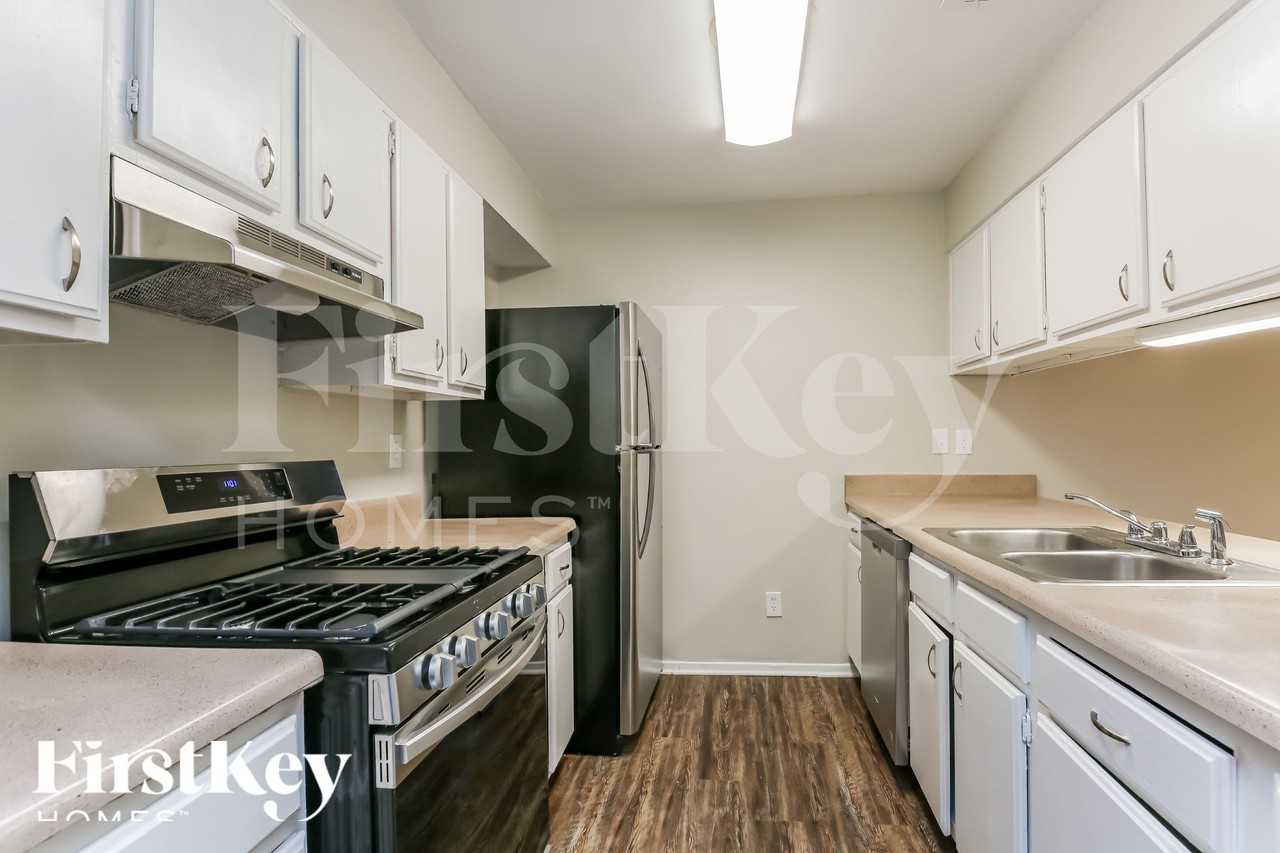 1539 Esquire Pl - Photo 7 of 18