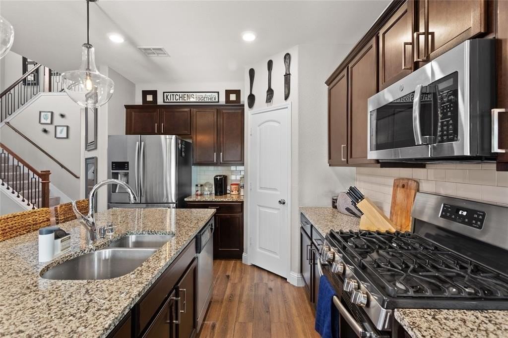 1420 Alamandine Ave - Photo 3 of 25