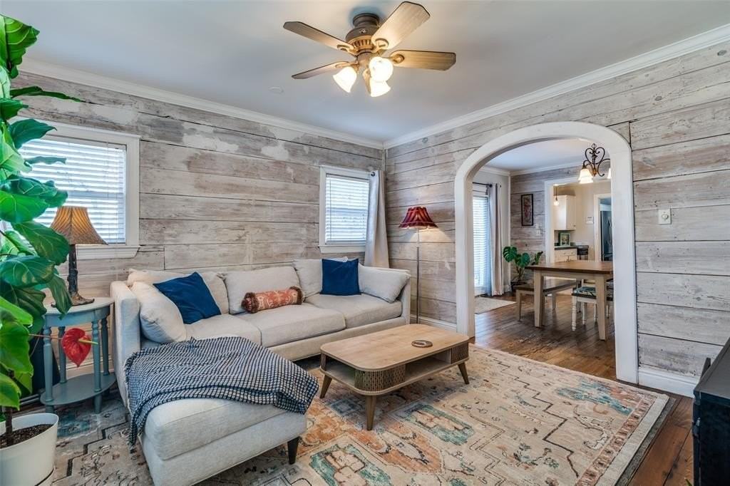 2824 Lee St - Photo 2 of 25