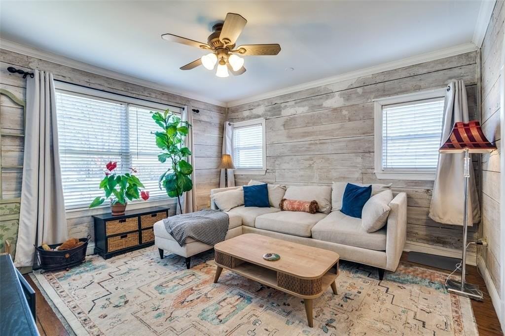 2824 Lee St - Photo 3 of 25