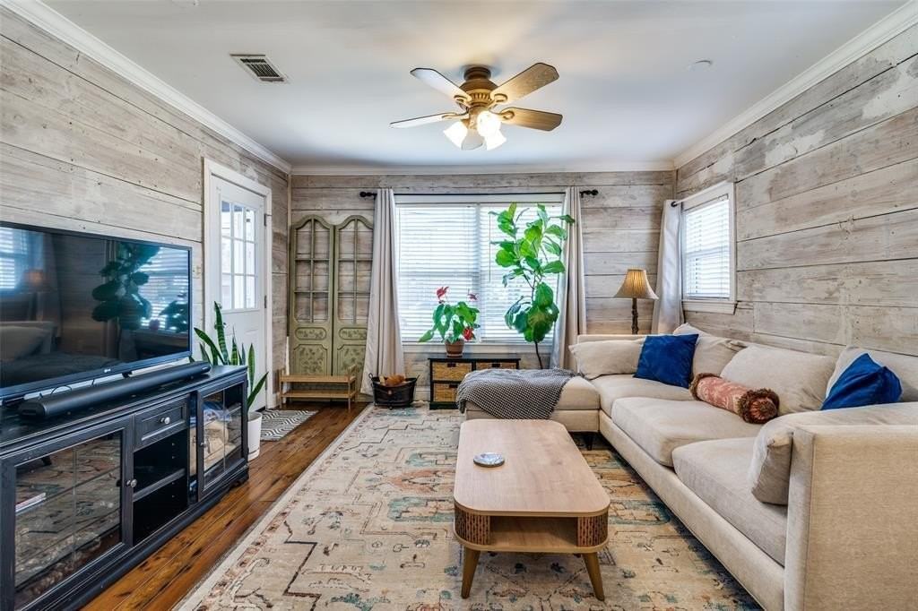 2824 Lee St - Photo 4 of 25