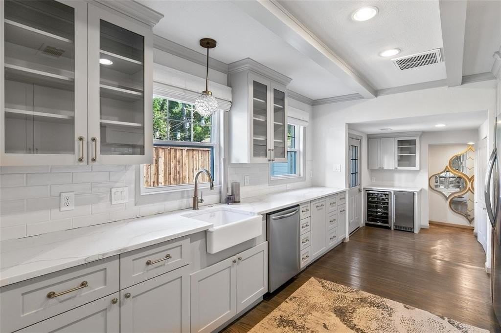 5921 Kenwood Ave - Photo 5 of 14