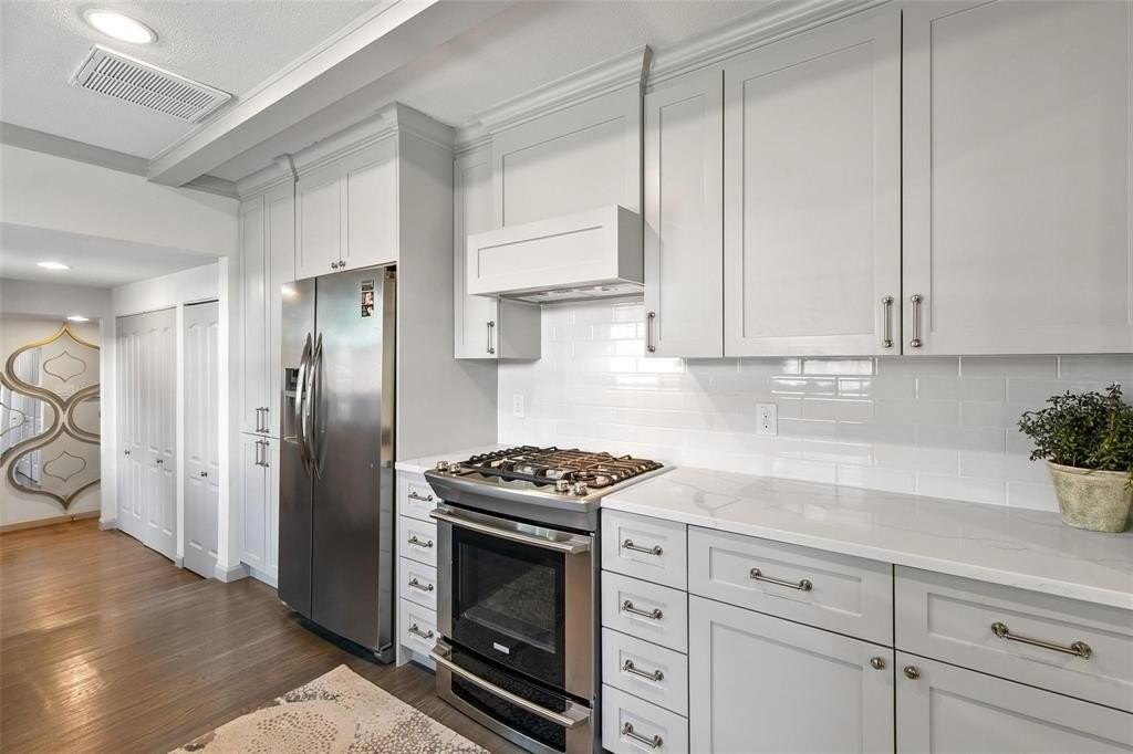 5921 Kenwood Ave - Photo 6 of 14