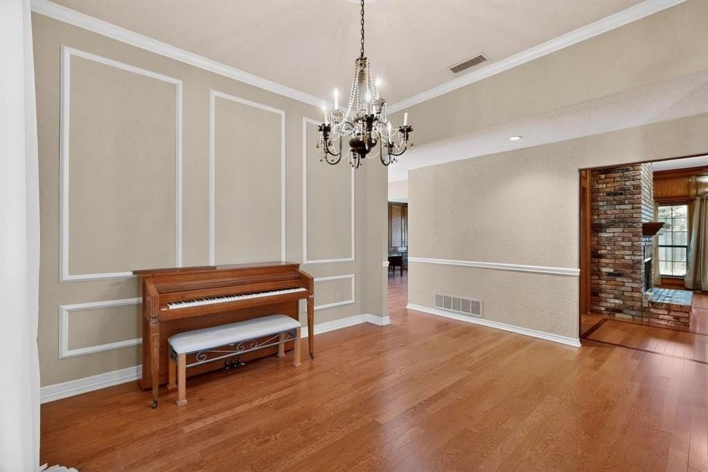 1505 Boundbrook Ln - Photo 4 of 32