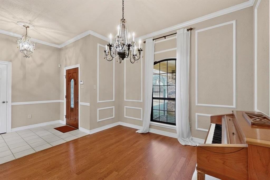 1505 Boundbrook Ln - Photo 5 of 32