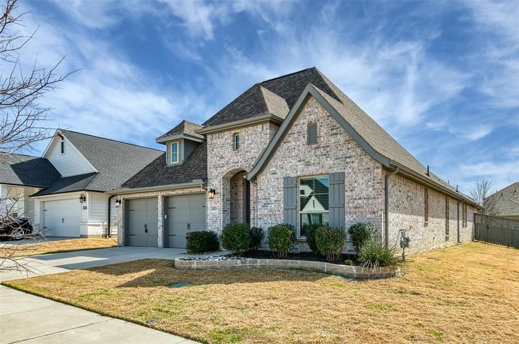 2421 Stella Ln - Photo 2 of 33