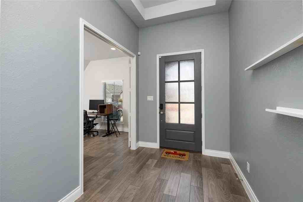 2421 Stella Ln - Photo 4 of 33