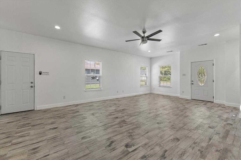 3045 Barling St - Photo 6 of 24