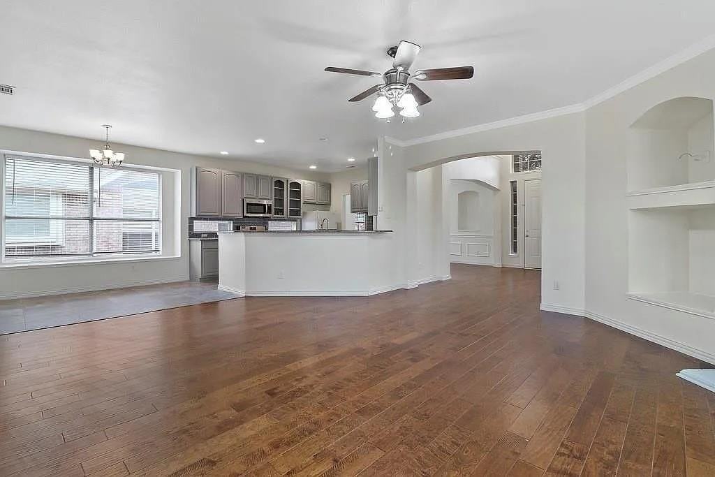 1525 Dimmit Dr - Photo 2 of 10