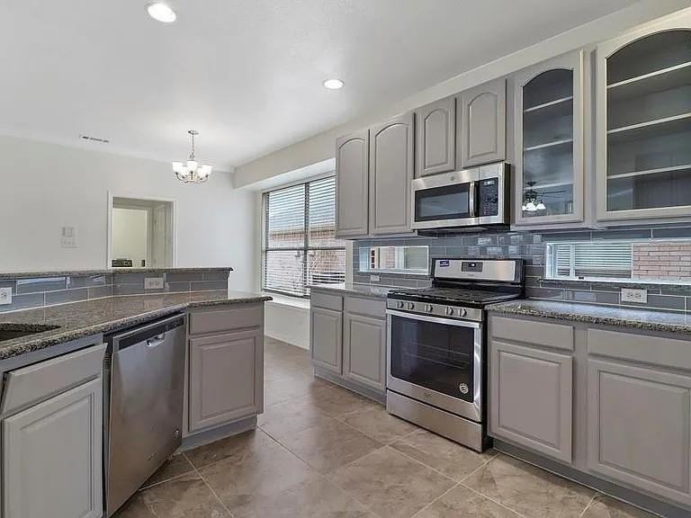 1525 Dimmit Dr - Photo 3 of 10