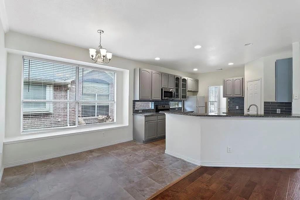 1525 Dimmit Dr - Photo 4 of 10