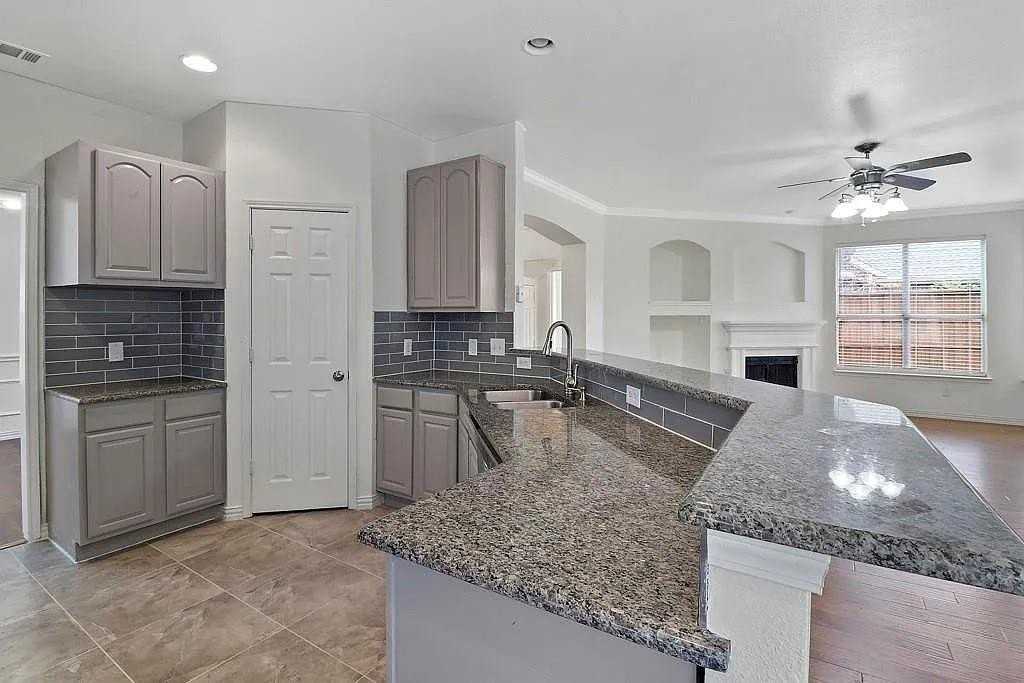 1525 Dimmit Dr - Photo 5 of 10