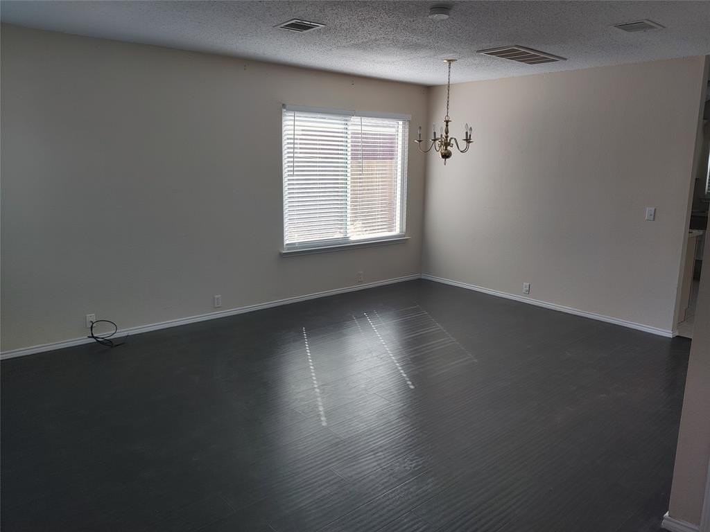 1405 Anglican Dr - Photo 3 of 33